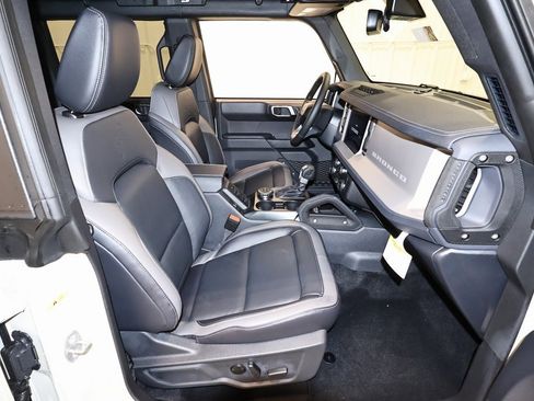 New 2025 Ford Bronco Outer Banks w/ Sasquatch Package image 14