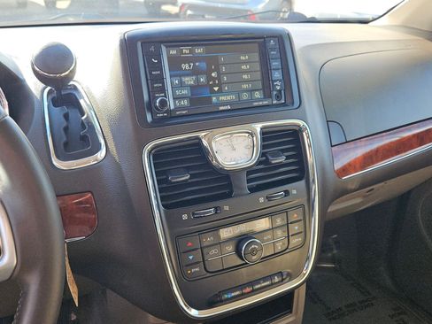 Used 2013 Chrysler Town & Country Touring image 13