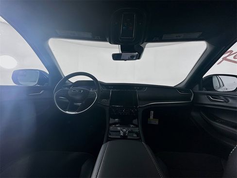 New 2025 Jeep Grand Cherokee Altitude image 9