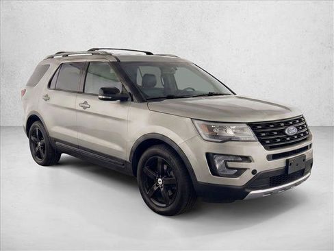 Used 2017 Ford Explorer XLT AWD/4WD image 3