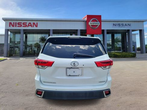 Used 2018 Toyota Highlander Limited FWD image 3