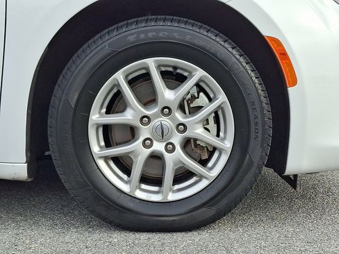 Used 2024 Chrysler Voyager LX image 8