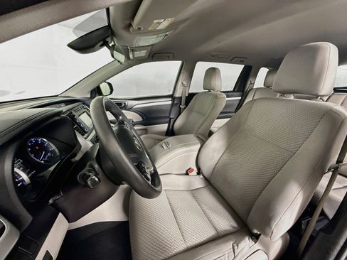 Used 2018 Toyota Highlander LE FWD image 24