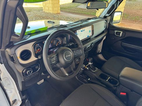 Used 2025 Jeep Gladiator Sport image 11