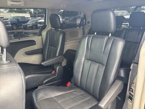 Used 2015 Chrysler Town & Country Touring-L FWD image 9