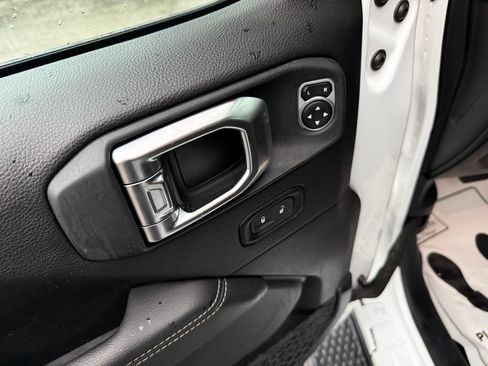 Used 2020 Jeep Gladiator Overland AWD/4WD image 19