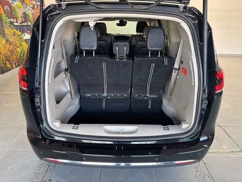 Used 2024 Chrysler Pacifica Touring-L image 44