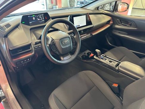 Used 2025 Toyota Prius Plug-In Hybrid FWD image 11