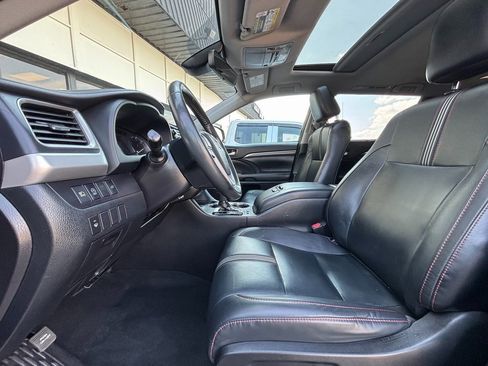 Used 2019 Toyota Highlander AWD V6 image 17