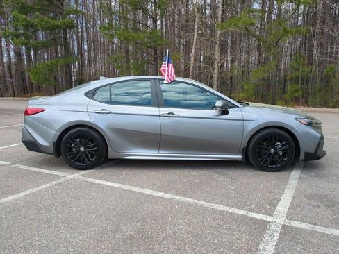 Used 2025 Toyota Camry SE image 3