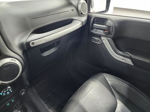 Used 2014 Jeep Wrangler Unlimited Rubicon AWD/4WD image 12