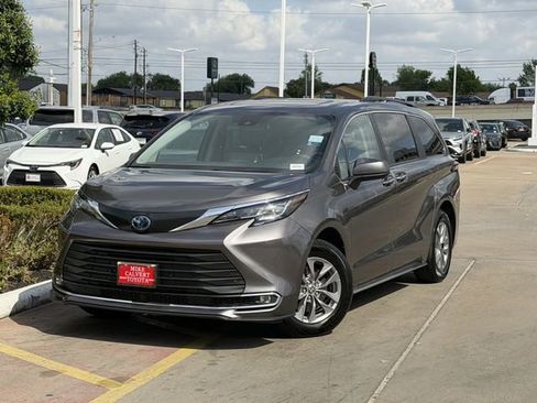Used 2023 Toyota Sienna XLE image 2