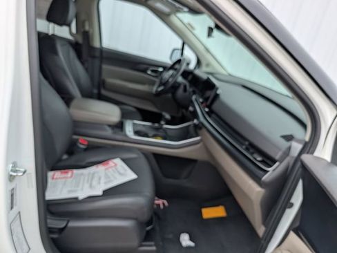 Used 2025 Kia Carnival FWD image 20