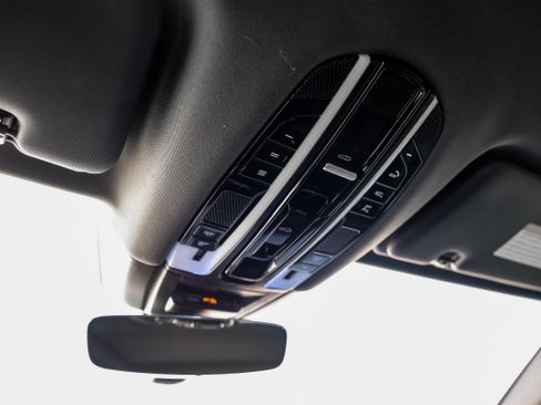 Used 2020 Porsche Cayenne image 30