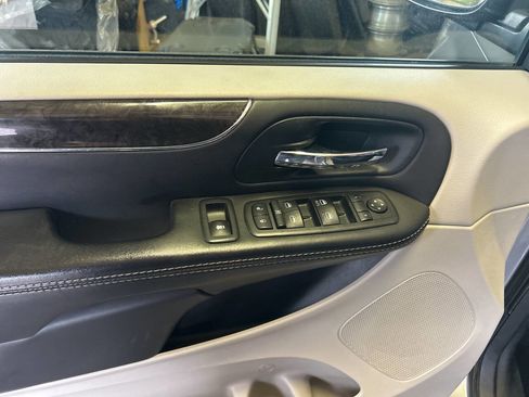 Used 2015 Chrysler Town & Country Touring FWD image 4