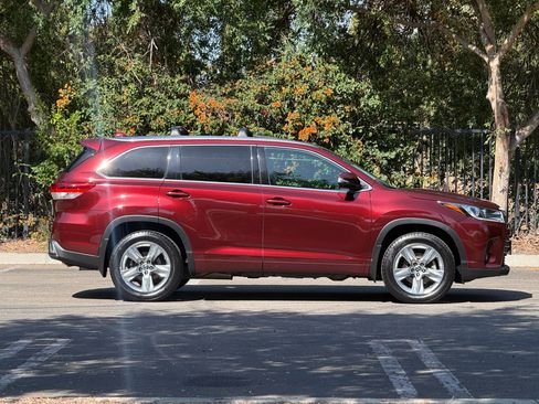 Used 2017 Toyota Highlander Limited w/ Preferred Accessory Package AWD/4WD image 2