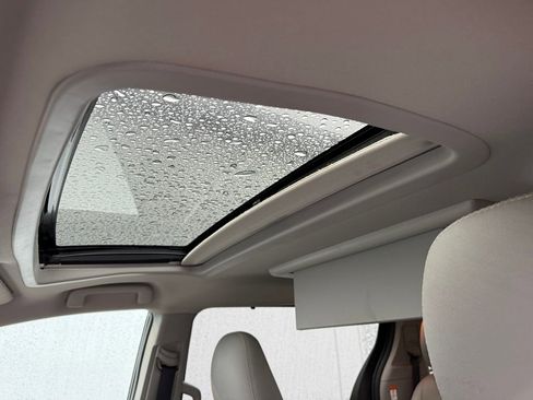 Used 2017 Toyota Sienna Limited Premium image 16