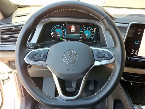 Certified 2025 Volkswagen Atlas Cross Sport SE w/ Panoramic Sunroof Package image 20