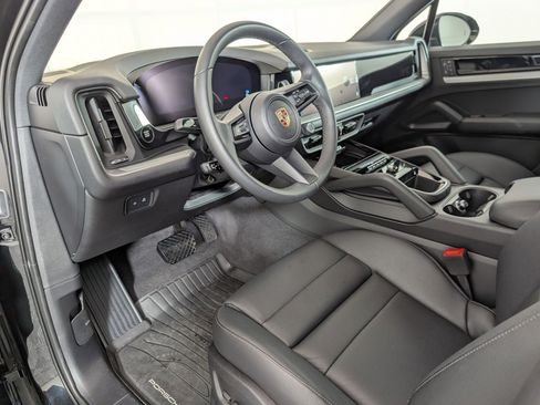 Used 2025 Porsche Cayenne image 4