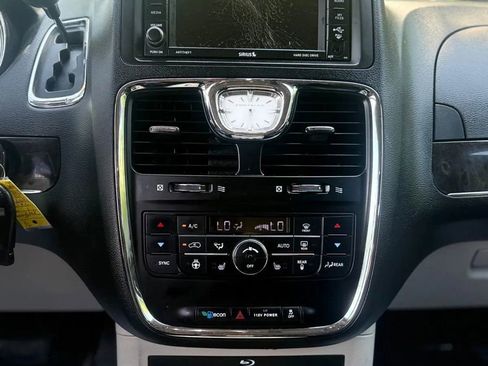 Used 2014 Chrysler Town & Country Touring-L w/ Driver Convenience Group FWD image 13