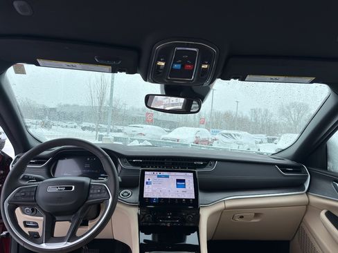 Used 2023 Jeep Grand Cherokee Limited image 29