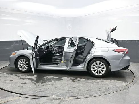 Used 2018 Toyota Camry LE image 37