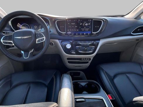 Used 2024 Chrysler Pacifica Touring-L FWD image 14