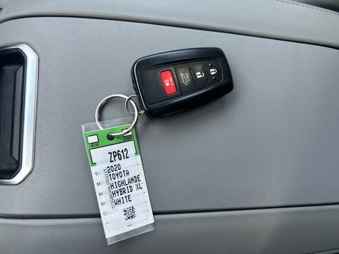 Used 2020 Toyota Highlander XLE image 55