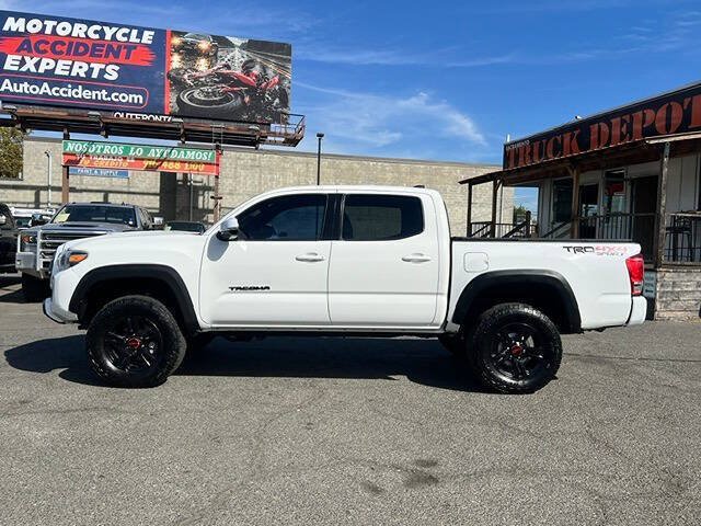 Used 2017 Toyota Tacoma TRD Sport AWD/4WD image 5