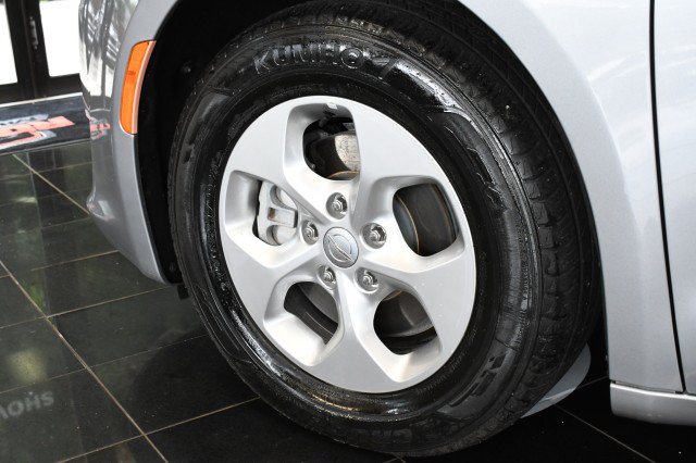 Used 2017 Chrysler Pacifica Touring Plus FWD image 34