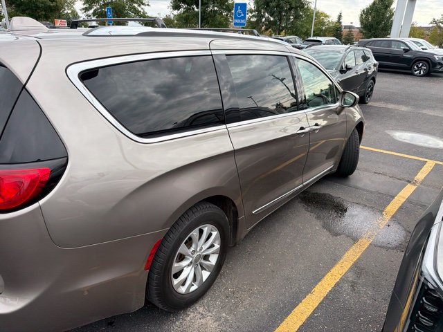 Used 2018 Chrysler Pacifica Touring-L Plus FWD image 4