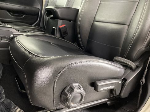 Used 2022 Jeep Wrangler Unlimited Sahara w/ Cold Weather Group image 19