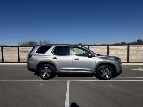 Used 2025 Honda Pilot EX-L image 7