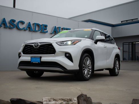 Used 2024 Toyota Highlander Limited image 2