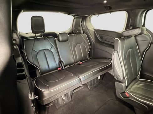 Used 2025 Chrysler Pacifica Limited FWD image 23