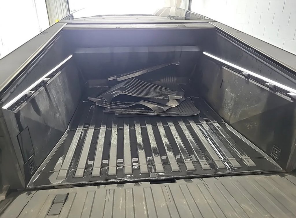 Used 2024 Tesla Cybertruck AWD Crew Cab image 7