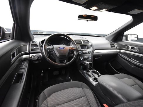 Used 2018 Ford Explorer XLT image 11