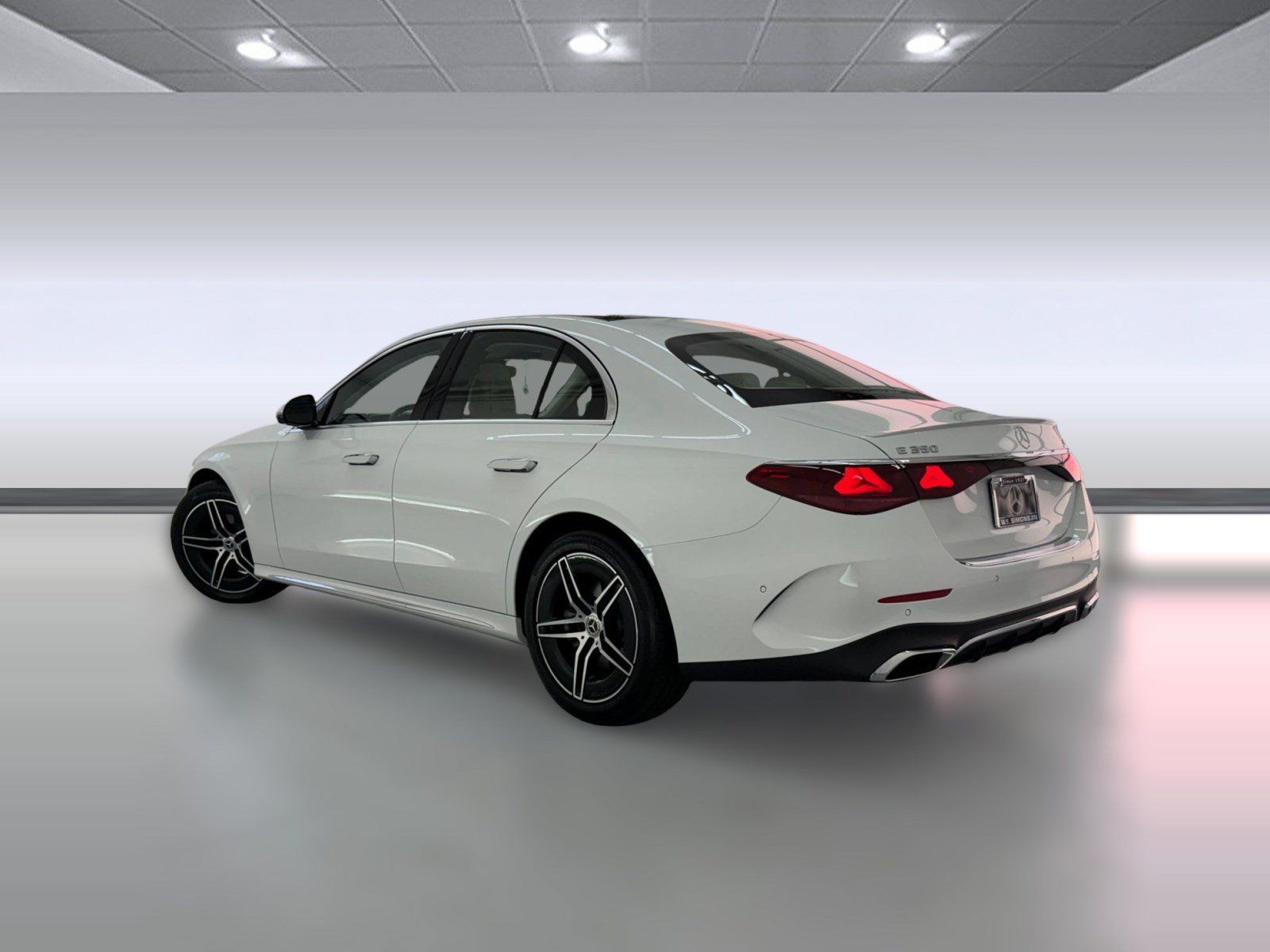 Used 2025 Mercedes-Benz E 350 4MATIC Sedan image 3