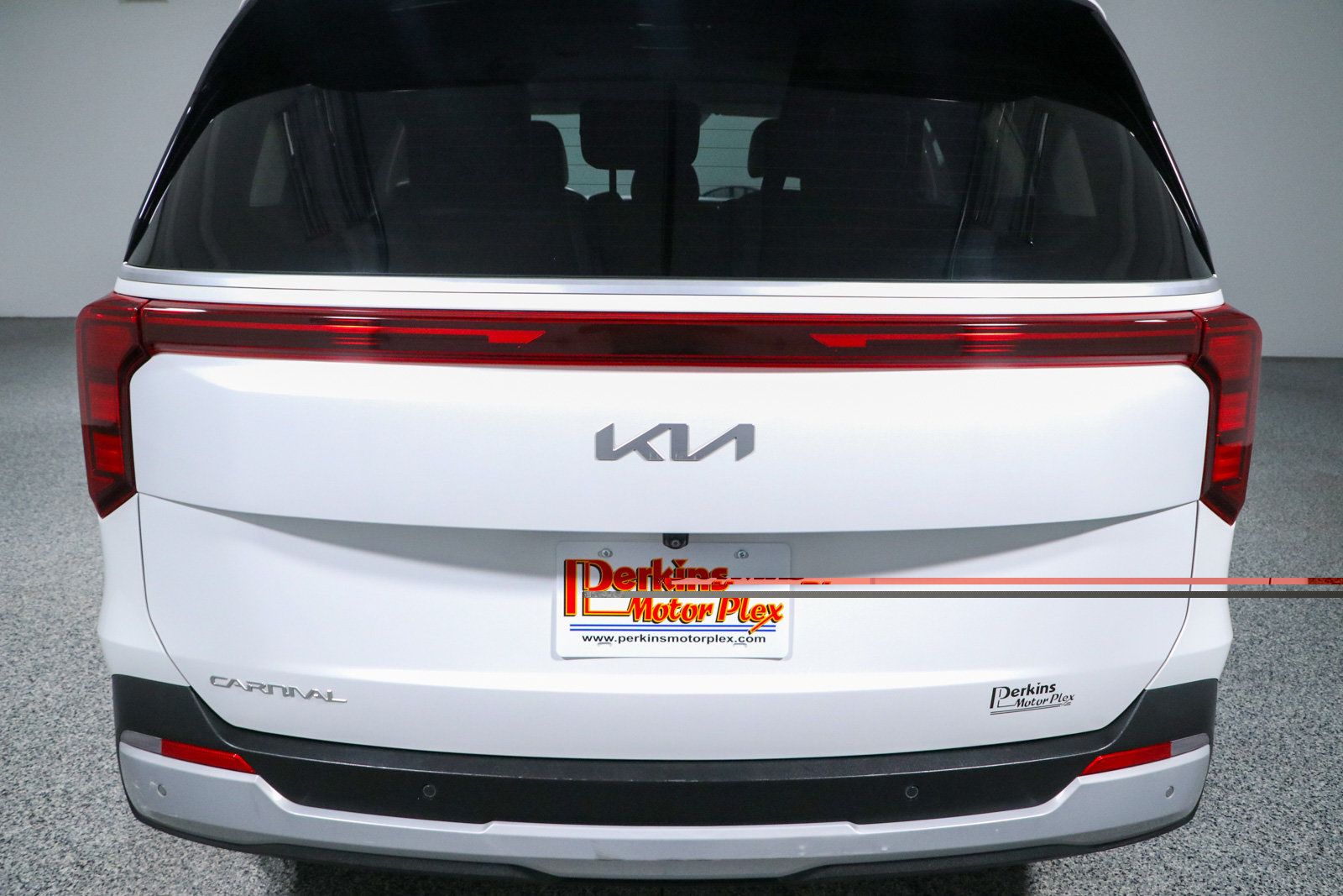 Used 2025 Kia Carnival FWD image 8