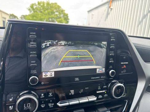 Used 2021 Toyota Highlander Limited FWD image 23