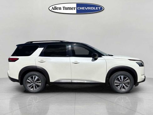 Used 2022 Nissan Pathfinder SL image 3