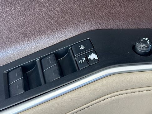 Used 2021 Toyota Highlander XLE FWD image 13