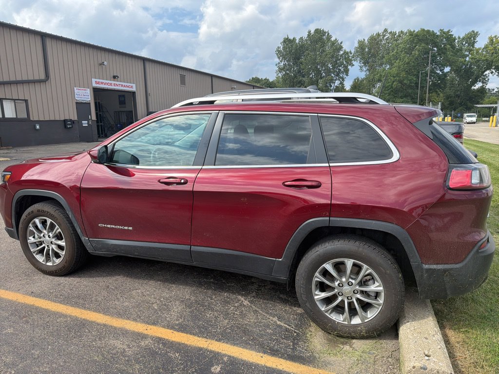 Used 2021 Jeep Cherokee Latitude Lux AWD/4WD image 2