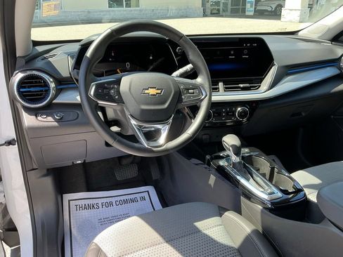 Used 2025 Chevrolet Trax LT w/ LT Convenience Package FWD image 23