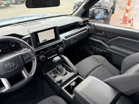Used 2025 Toyota 4Runner SR5 AWD/4WD image 17