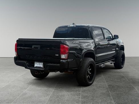 Used 2017 Toyota Tacoma TRD Sport AWD/4WD image 6
