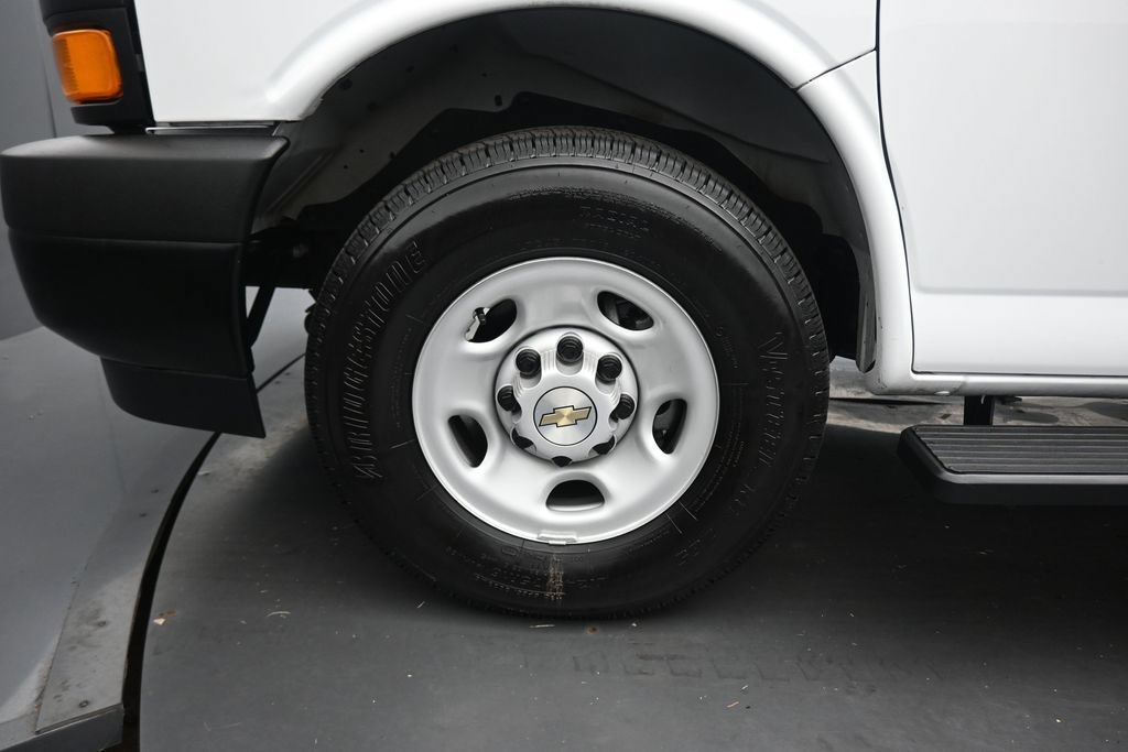 Used 2025 Chevrolet Express 2500 RWD image 46
