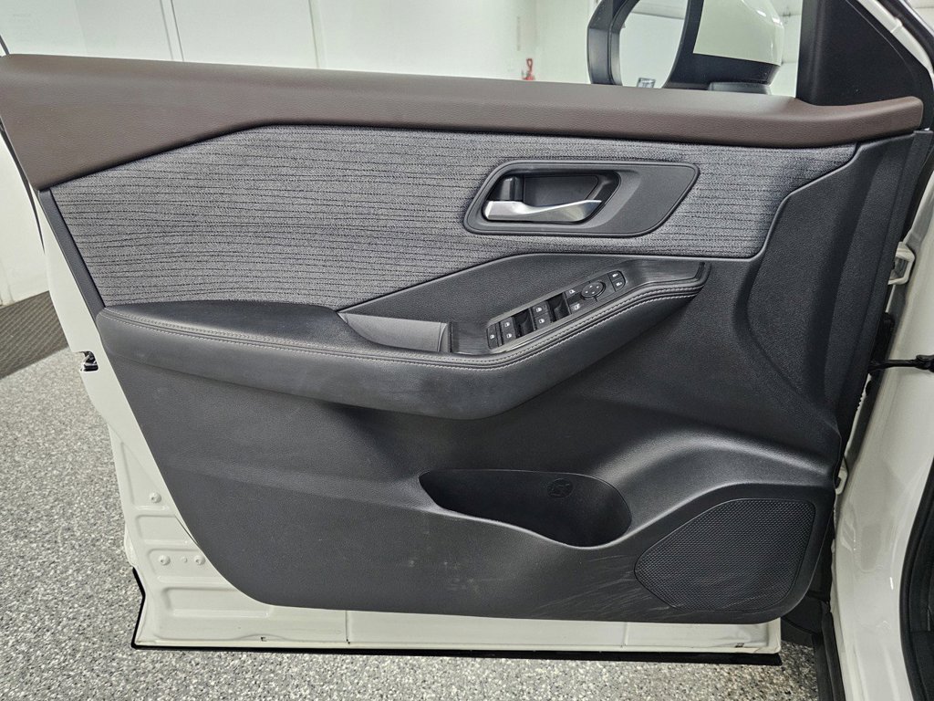 Used 2023 Nissan Rogue SV AWD/4WD image 13