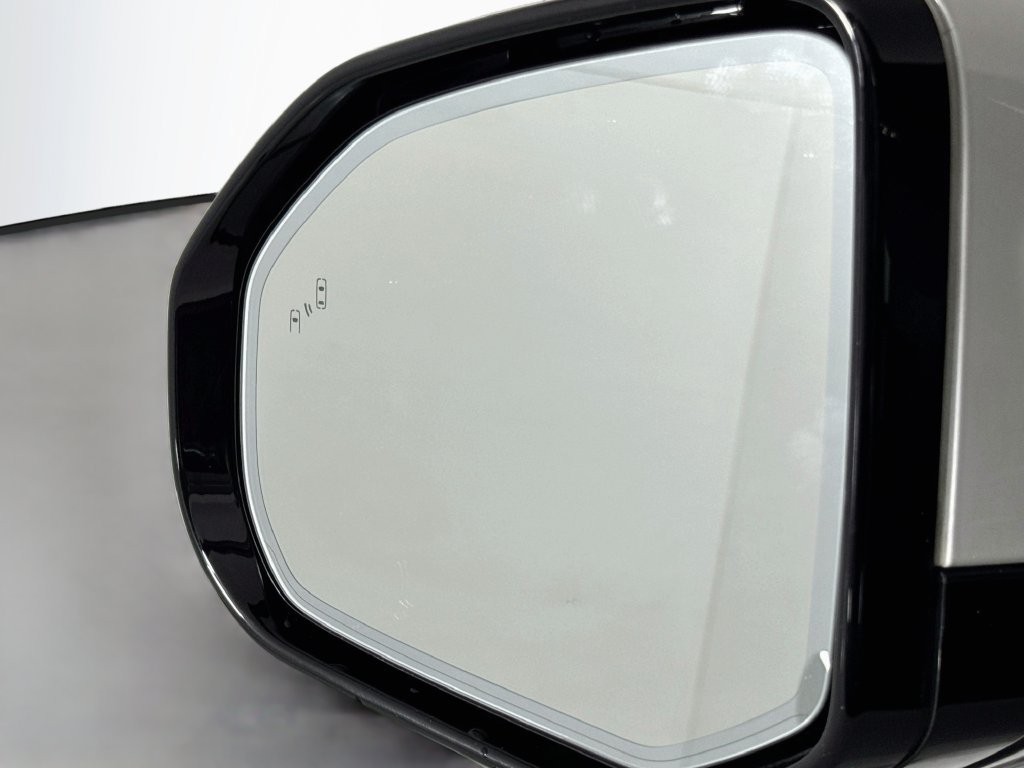 Used 2025 Rivian R1S Adventure Dual AWD/4WD image 22