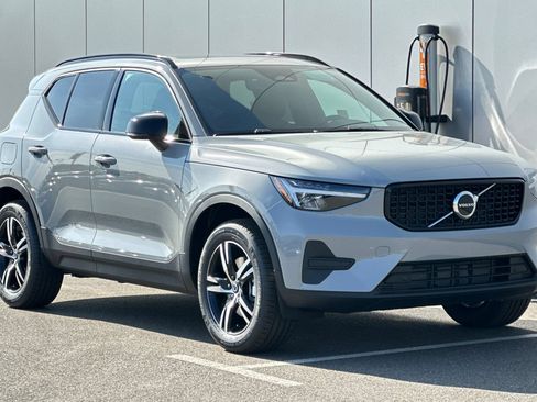 Certified 2026 Volvo XC40 B4 Core w/ Climate Package FWD image 7